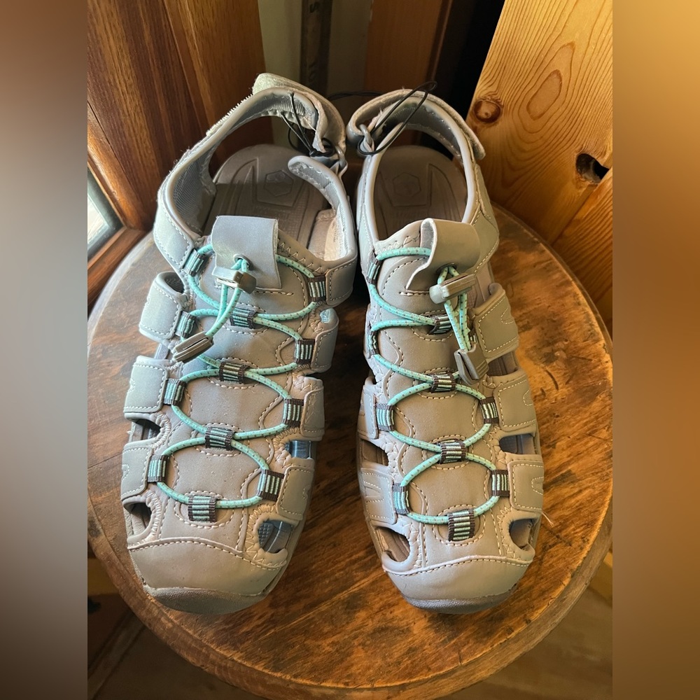 New Women’s Khombu water shoes, size 9
